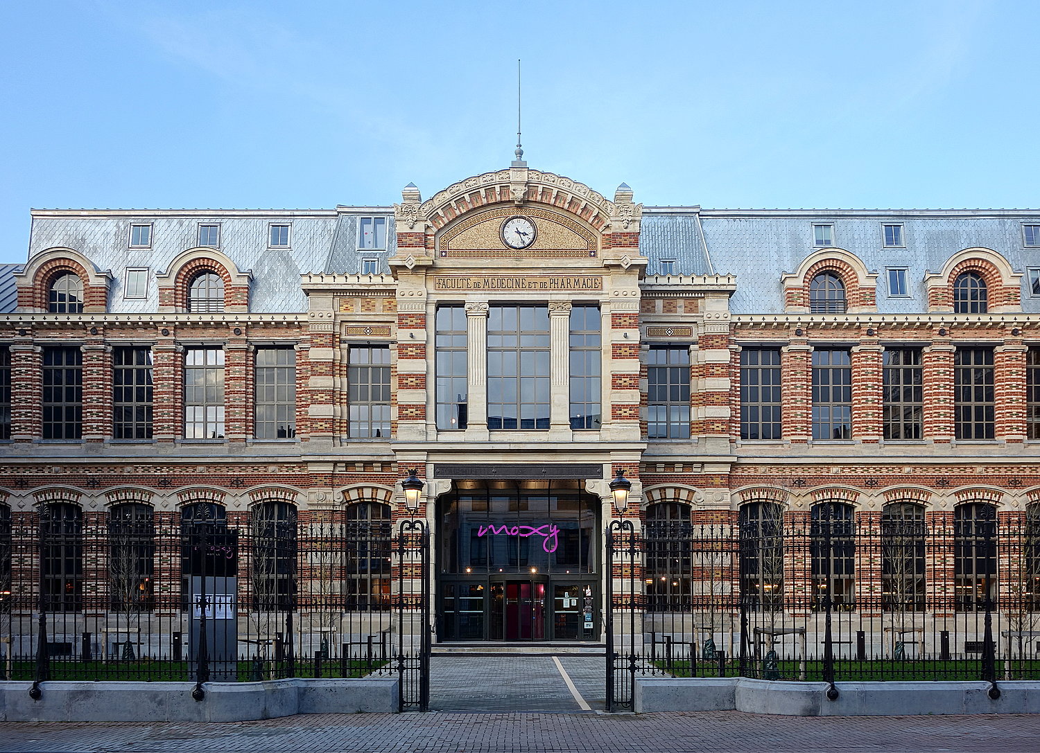 Illustration de la façade de l'hôtel Moxy Lille City